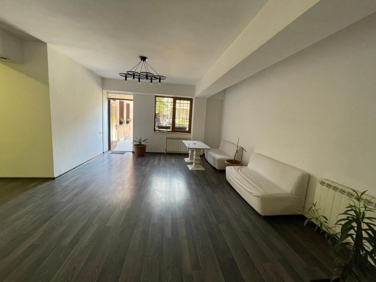 One Day Hotel Erevan Esterno foto
