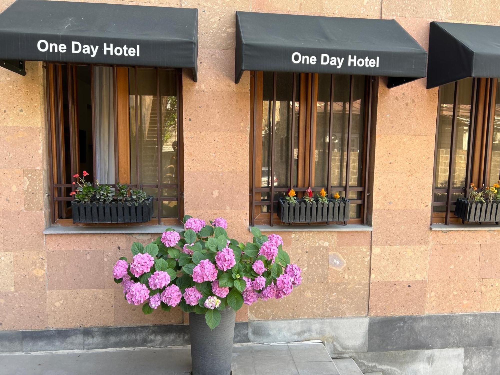 One Day Hotel Erevan Esterno foto